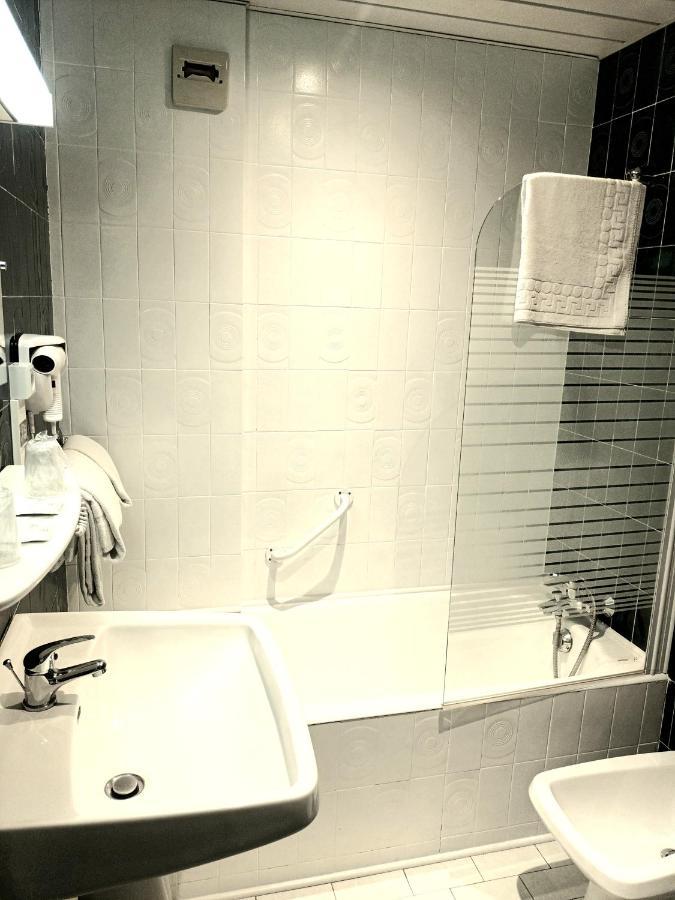 Twin Room,1487387935:JPEG